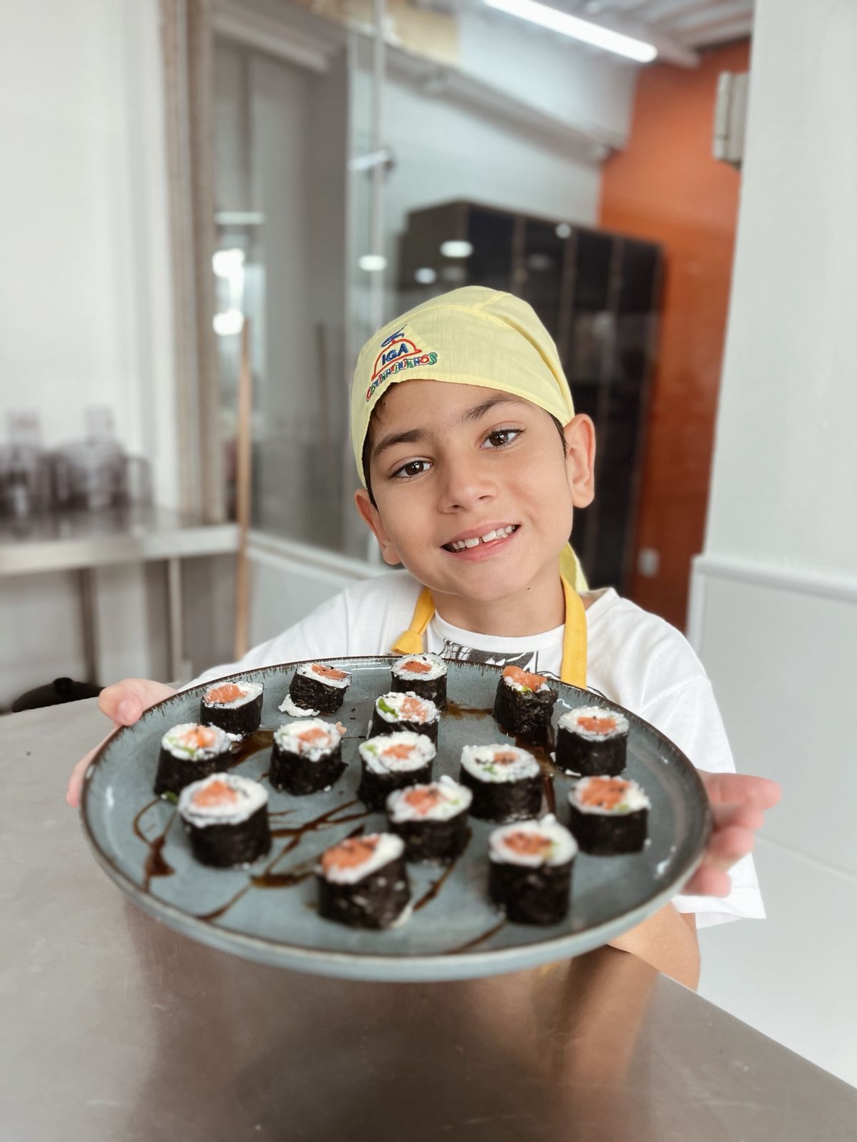 Aluno na cozinha do IGA Campo Grande